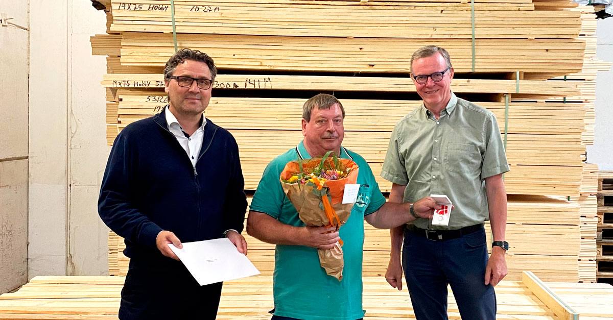 Hakon modtager Den Kongelige Belønningsmedalje